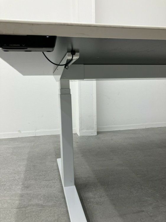 オカムラSwift(スイフト)シリーズ 電動昇降式2400ミーティングテーブル 商品画像8