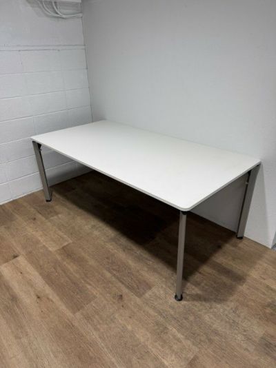 イトーキDEシリーズ ミーティングテーブル 商品画像1