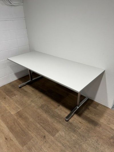 ウチダ（内田洋行）ST-1000シリーズ ミーティングテーブル 商品画像1