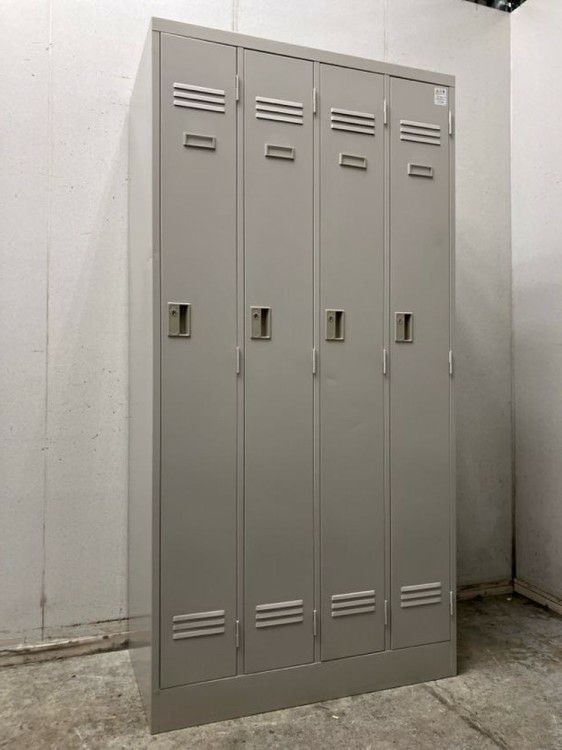 イトーキJ型シリーズ 4人用ロッカー 商品画像1