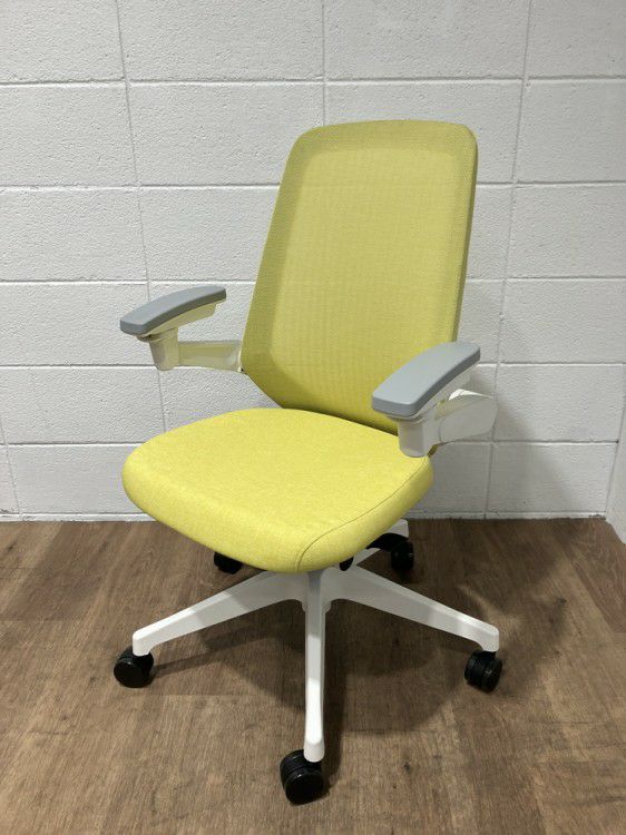 イトーキノート(nort)チェア 可動肘付ノートチェア 商品画像1