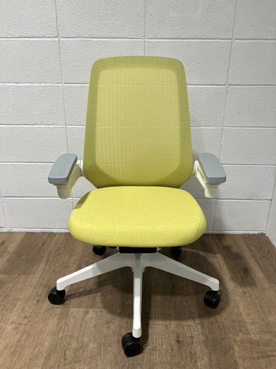 イトーキノート(nort)チェア 可動肘付ノートチェア 商品画像2