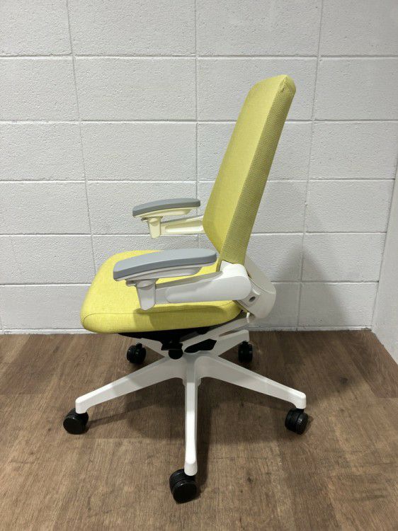 イトーキノート(nort)チェア 可動肘付ノートチェア 商品画像3