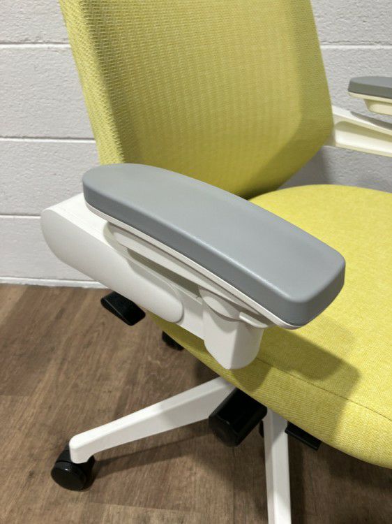 イトーキノート(nort)チェア 可動肘付ノートチェア 商品画像9