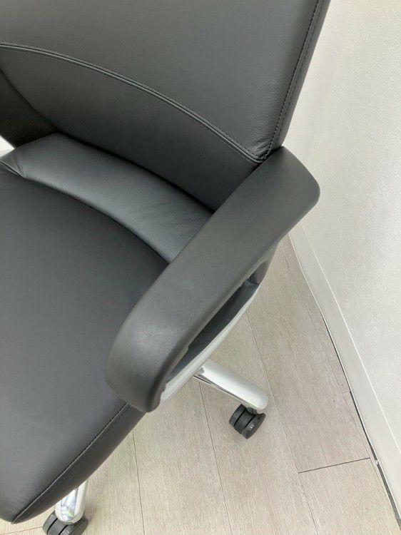 コクヨマネージメントチェア フィロソフィーシリーズ 固定肘付フィロソフィーチェア 商品画像9