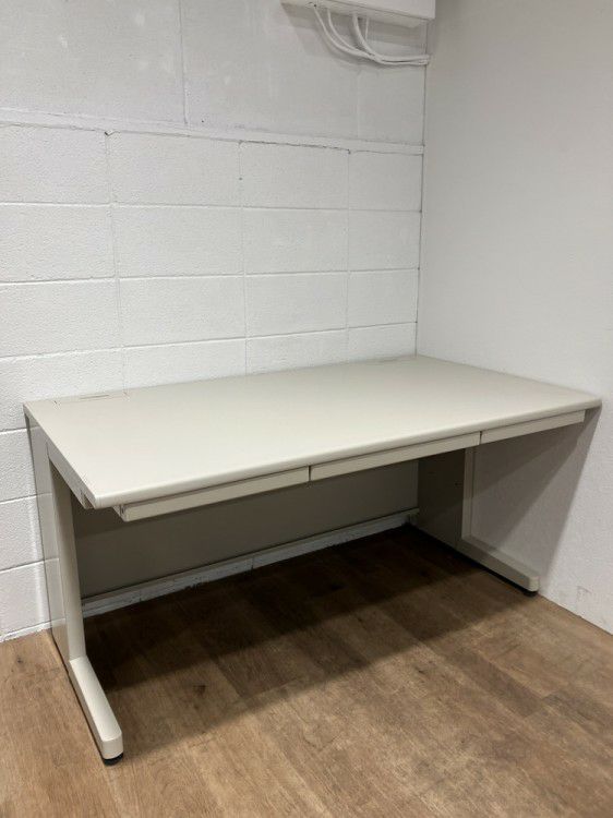 コクヨBS+シリーズ 1400平デスク 商品画像1