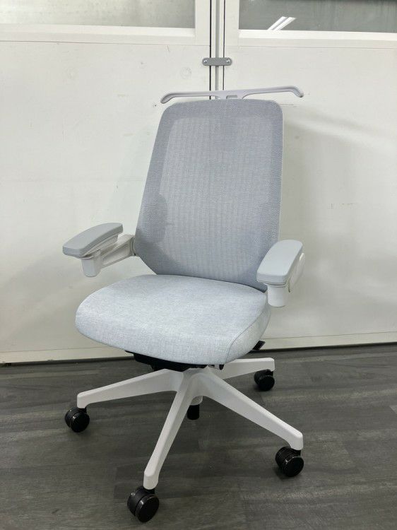 イトーキノート(nort)チェア 可動肘付ノートチェア 商品画像1