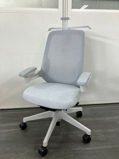 イトーキノート(nort)チェア 可動肘付ノートチェア 商品画像1