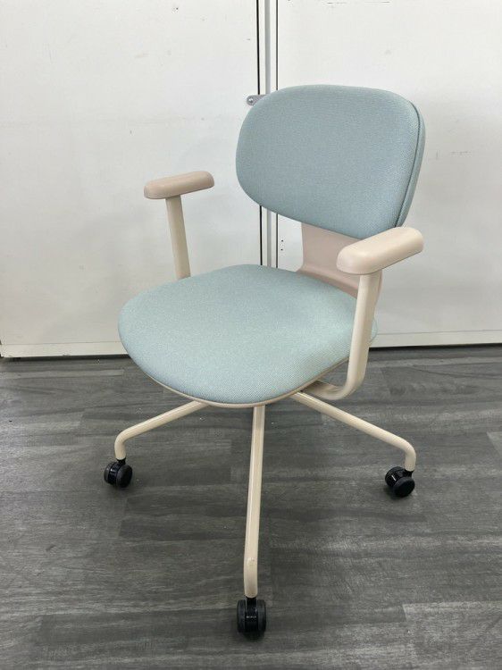 ウチダ（内田洋行）アプテアシリーズ 固定肘付アプテアチェア 商品画像1