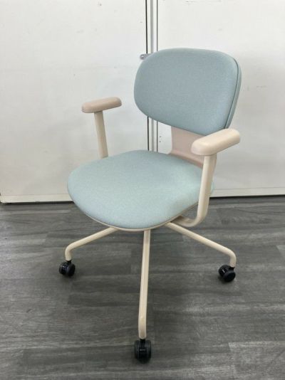 ウチダ（内田洋行）アプテアシリーズ 固定肘付アプテアチェア 商品画像1