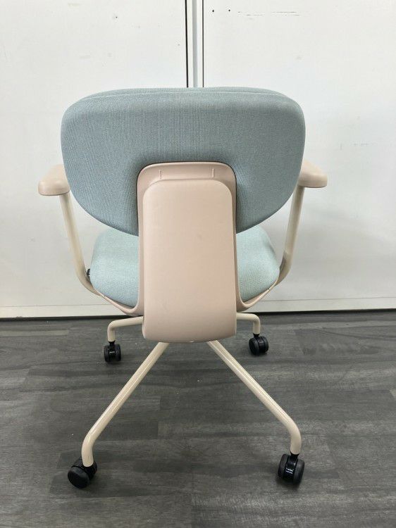 ウチダ（内田洋行）アプテアシリーズ 固定肘付アプテアチェア 商品画像4