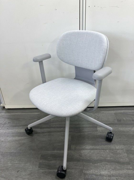 ウチダ（内田洋行）アプテアチェア 固定肘付アプテアチェア 商品画像1