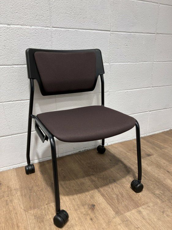 イトーキエレックSCシリーズ スタッキングチェア 商品画像1