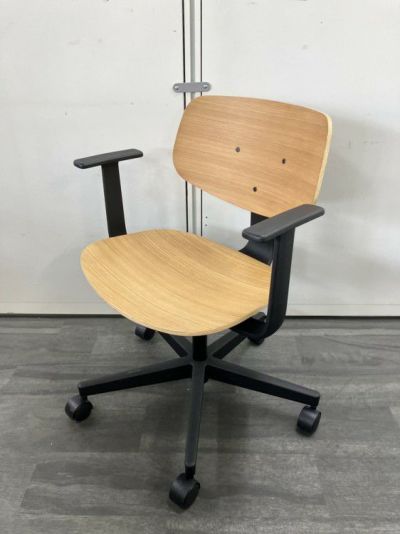 ウチダ（内田洋行）MUシリーズ 固定肘付MUチェア 商品画像1