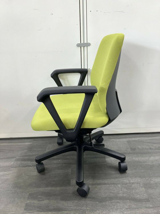 イトーキtorteR(トルテR)チェア 固定肘付トルテRチェア 商品画像3