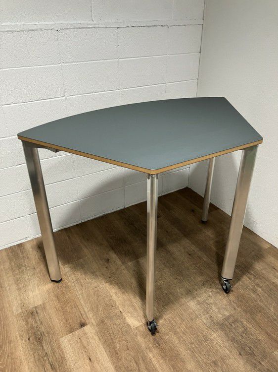 ウチダ（内田洋行）ハイテーブル 商品画像1