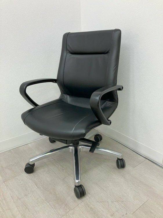 オカムラCEシリーズ 役員チェア 商品画像1