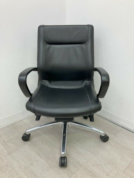 オカムラCEシリーズ 役員チェア 商品画像2