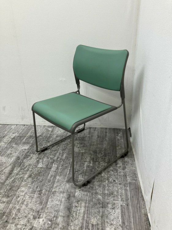 オカムラ8104シリーズ スタッキングチェア 商品画像1