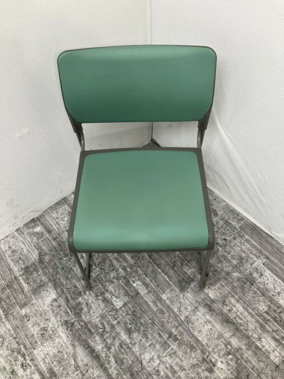 オカムラ8104シリーズ スタッキングチェア 商品画像3