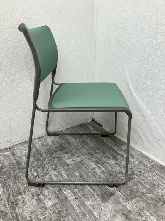 オカムラ8104シリーズ スタッキングチェア 商品画像4