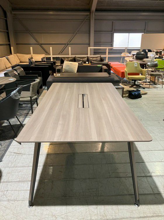 オカムラプリシード（PRESEDE）シリーズ 2100ミーティングテーブル 商品画像2