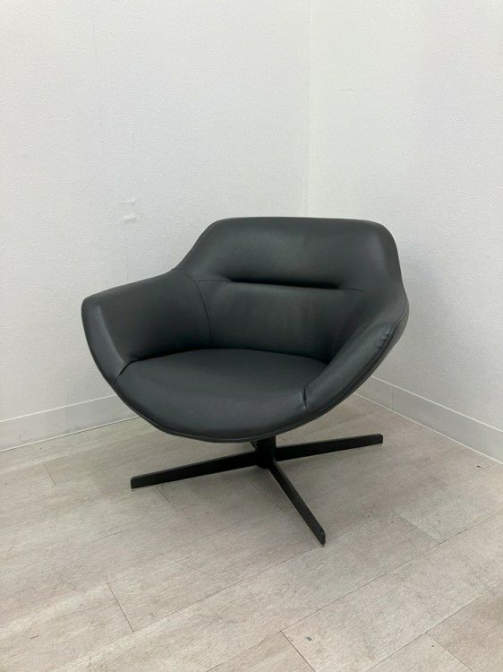 Cassinaオークランドスウィベルチェア ラウンジチェア 商品画像1