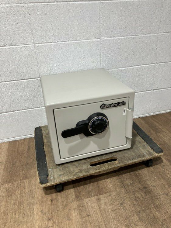 セントリー32kg耐火金庫 商品画像1