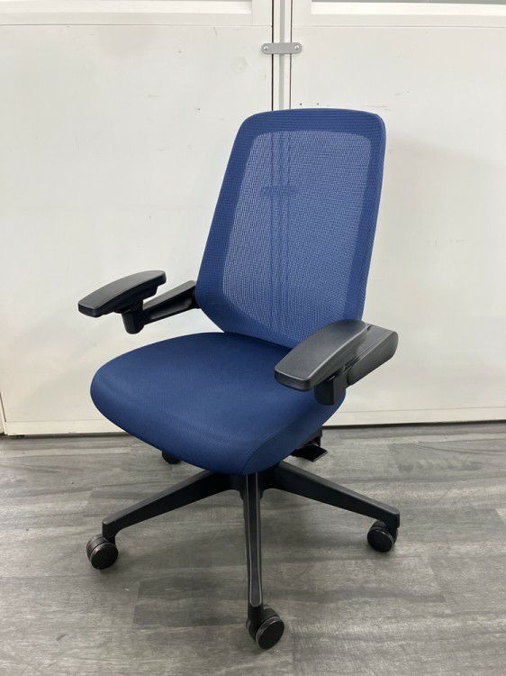 イトーキノート(nort)チェア 可動肘付ノートチェア 商品画像1