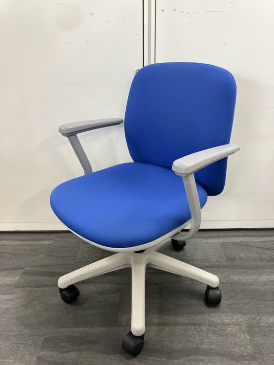 ウチダ（内田洋行）エニーザ（Anyza）チェア 固定肘付エニーザチェア 商品画像1