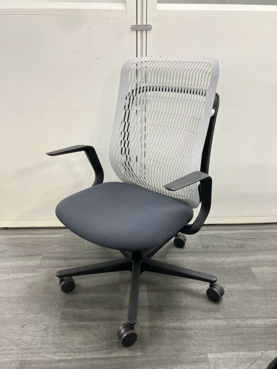 ウチダ（内田洋行）AJ2シリーズ 固定肘付AJ2チェア 商品画像1