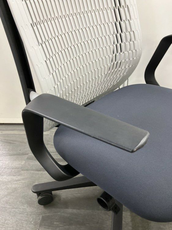 ウチダ（内田洋行）AJ2シリーズ 固定肘付AJ2チェア 商品画像6