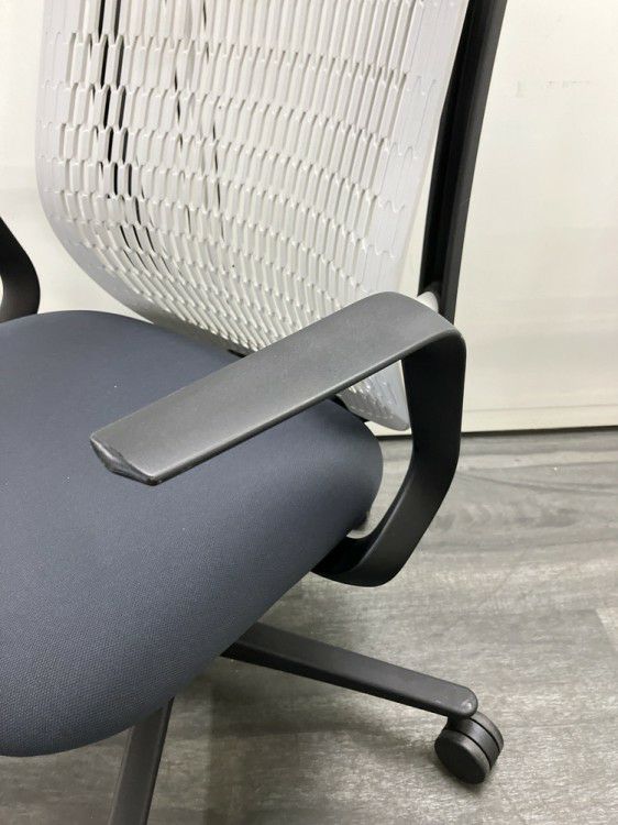 ウチダ（内田洋行）AJ2シリーズ 固定肘付AJ2チェア 商品画像7