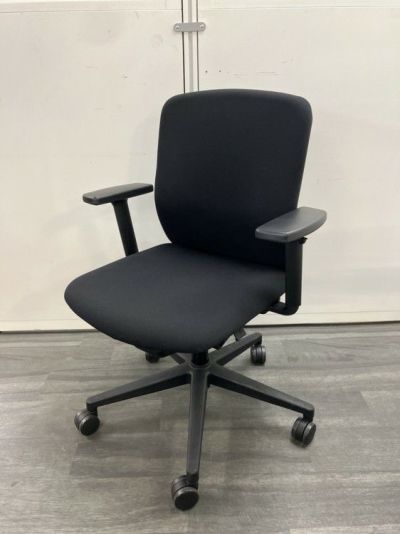 ウチダ（内田洋行）KRENE（クレネ）チェア 可動肘付クレネチェア 商品画像1