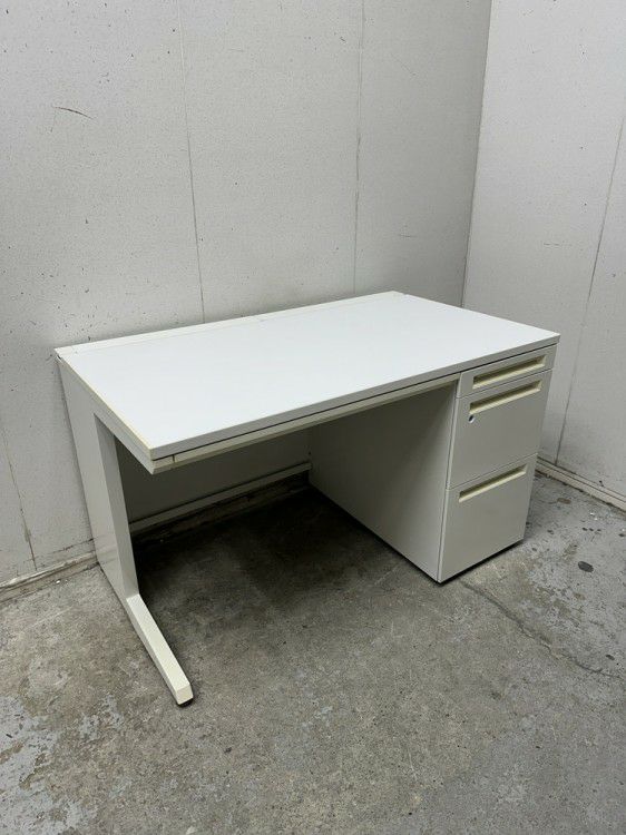 オカムラADVANCE（アドバンス）シリーズ 1200片袖デスク 商品画像1