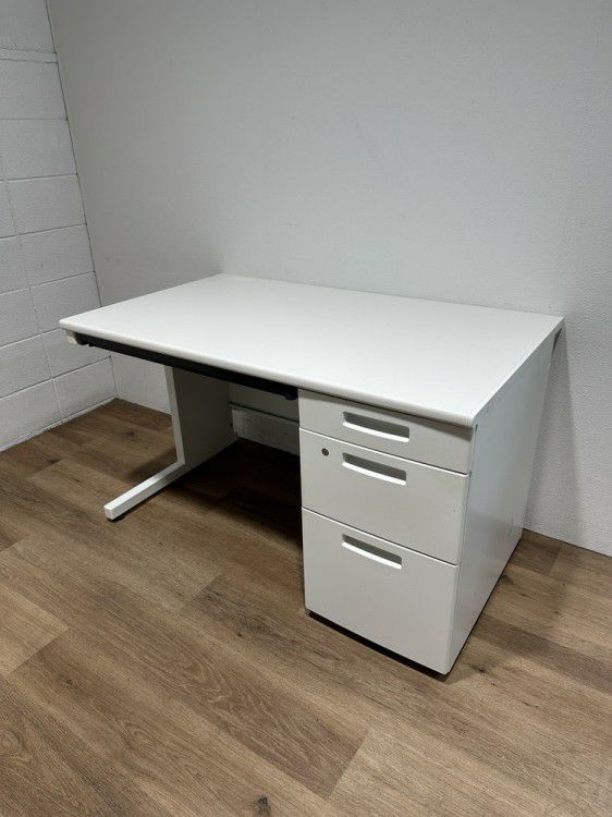 コクヨピクサシリーズ 1200片袖デスク 商品画像1