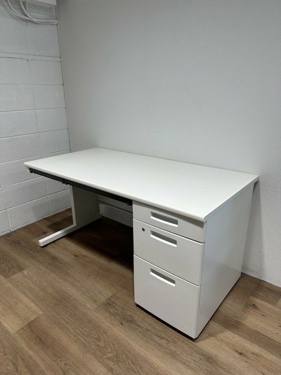 コクヨピクサシリーズ 1400片袖デスク 商品画像1