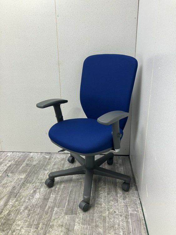 トヨスチール可動肘付アドフィールチェア 商品画像1