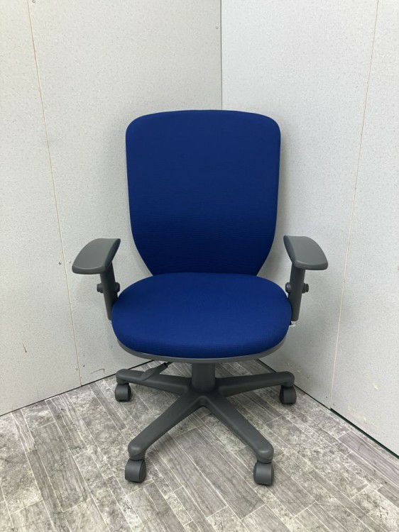 トヨスチール可動肘付アドフィールチェア 商品画像2