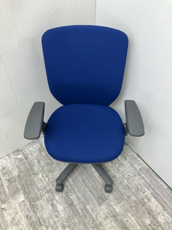 トヨスチール可動肘付アドフィールチェア 商品画像3