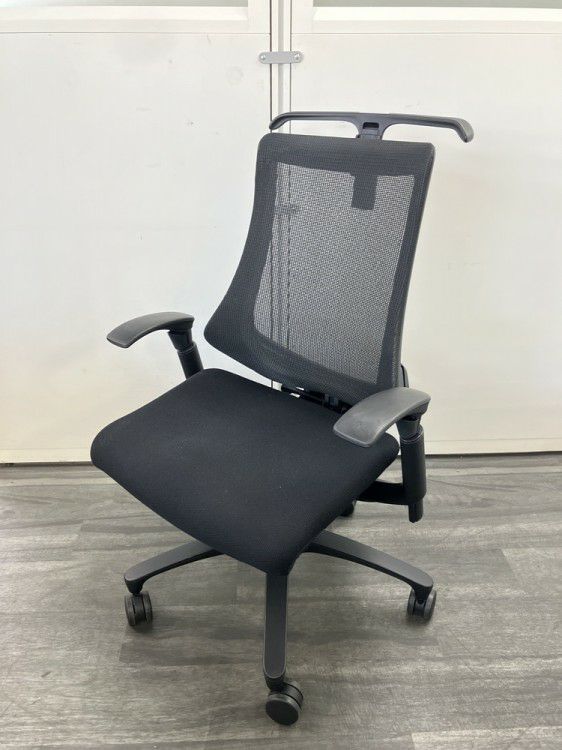 イトーキf(エフチェア)シリーズ 可動肘付エフチェア 商品画像1