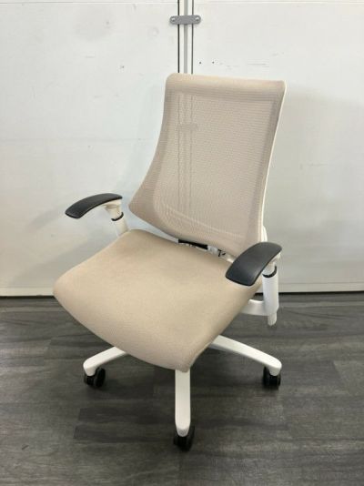 イトーキf(エフチェア)シリーズ 可動肘付エフチェア 商品画像1