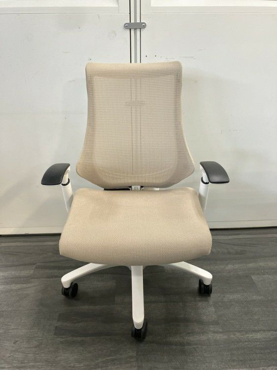 イトーキf(エフチェア)シリーズ 可動肘付エフチェア 商品画像2