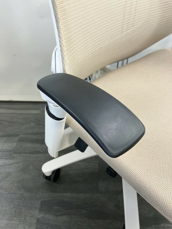 イトーキf(エフチェア)シリーズ 可動肘付エフチェア 商品画像10