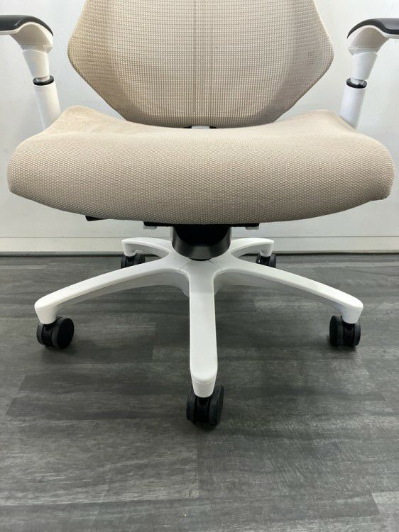 イトーキf(エフチェア)シリーズ 可動肘付エフチェア 商品画像12