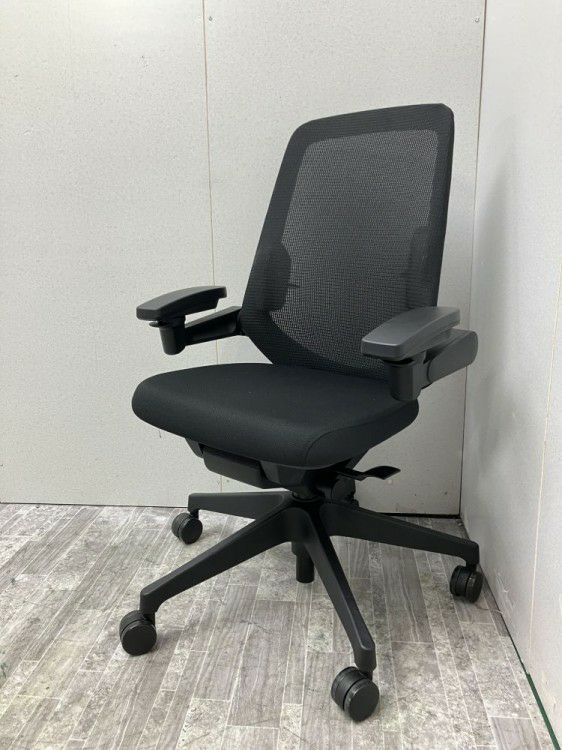 イトーキノート(nort)チェア 可動肘付ノートチェア 商品画像1