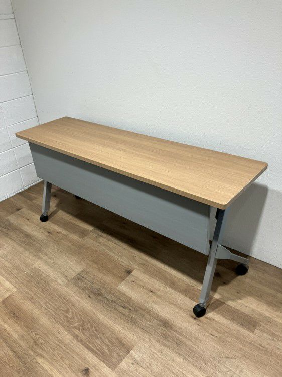 オカムラFLAPTOR(フラプター)シリーズ 平行スタックテーブル 商品画像1