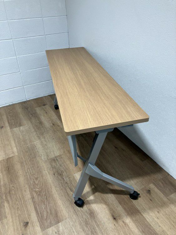 オカムラFLAPTOR(フラプター)シリーズ 平行スタックテーブル 商品画像2