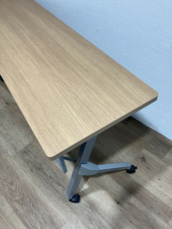 オカムラFLAPTOR(フラプター)シリーズ 平行スタックテーブル 商品画像3