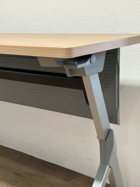 オカムラFLAPTOR(フラプター)シリーズ 平行スタックテーブル 商品画像5